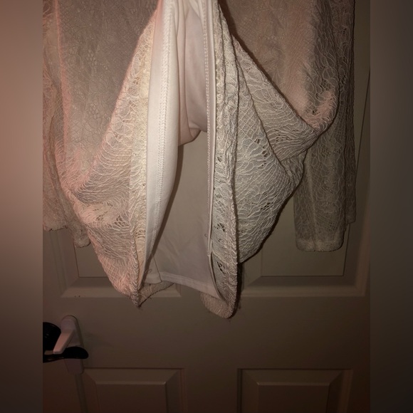 Cable & Gauge white top inside lined, pretty lace with slit sleeves NWOT Size XL - Picture 9 of 13